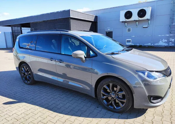 samochody osobowe Chrysler Pacifica cena 137900 przebieg: 100000, rok produkcji 2020 z Koszalin